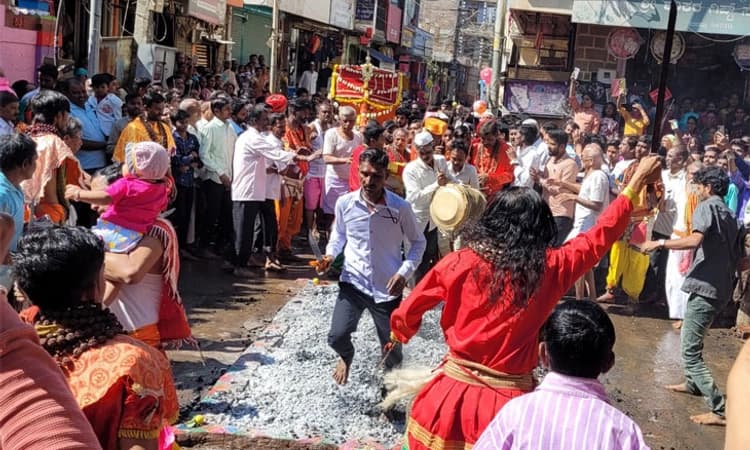 ಬನಹಟ್ಟಿ: ಸಂಭ್ರಮದ ವೀರಭದ್ರೇಶ್ವರ ಕಾರ್ತಿಕೋತ್ಸವ