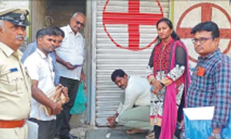 ಖಾಸಗಿ ಕ್ಲಿನಿಕ್‌ಗಳ ಮೇಲೆ ಆರೋಗ್ಯಾಧಿಕಾರಿಗಳ ದಾಳಿ