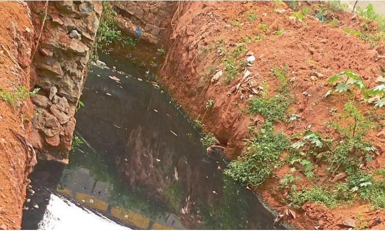 ಬೃಹತ್‌ ಹೊಂಡದಲ್ಲಿ ಮಲಿನ ನೀರು ಸಂಗ್ರಹ: ಪರಿಸರದಲ್ಲಿ ದುರ್ವಾಸನೆ