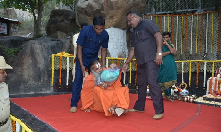 ರಾಜ್ಯಪಾಲ ಗೆಹ್ಲೋಟ್ ಅಂಜನಾದ್ರಿ ಭೇಟಿ; ಪೂಜೆ ನೆರವೇರಿಸುವ ಕುರಿತು ಅರ್ಚಕ-ಅಧಿಕಾರಿಗಳ ಮಧ್ಯೆ ವಾಗ್ವಾದ