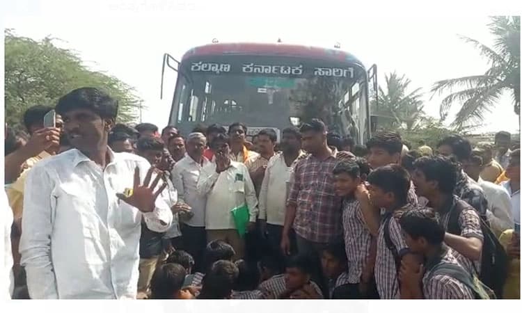 ಶಾಲಾ ಸಮಯಕ್ಕೆ ಬಸ್ ಸೌಲಭ್ಯ ಆಗ್ರಹಿಸಿ ವಿದ್ಯಾರ್ಥಿಗಳ ಪ್ರತಿಭಟನೆ