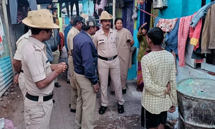 ಬೆಳ್ಳಂಬೆಳಗ್ಗೆ ಪೊಲೀಸರ ಕಾರ್ಯಾಚರಣೆ: ಅನುಮಾನಾಸ್ಪದ ವ್ಯಕ್ತಿಗಳ ಮನೆಗಳ ಮೇಲೆ ಪೊಲೀಸರ ದಾಳಿ: ಮಾರಕಾಸ್ತ್ರಗಳ ಪರಿಶೀಲನೆ