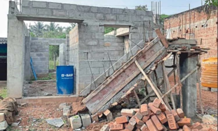 ದಾವಣಗೆರೆ: ಸೂರಿನ ಆಸೆಗೆ ಇದ್ದ ಮನೆ ಕೆಡವಿದರು!