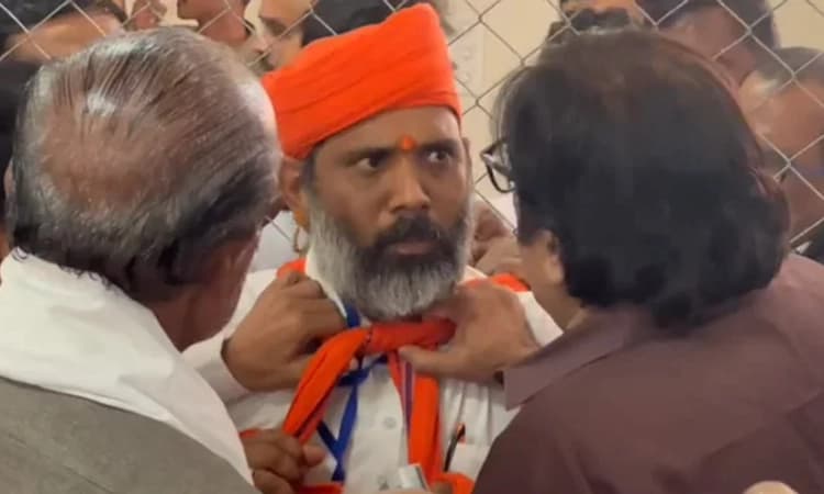 ಇವಿಎಂ ದುರ್ಬಳಕೆ ಆರೋಪ: ಕುತ್ತಿಗೆಗೆ ವಸ್ತ್ರ ಸುತ್ತಿಕೊಂಡು ಪ್ರತಿಭಟಿಸಿದ ಕಾಂಗ್ರೆಸ್ ಅಭ್ಯರ್ಥಿ