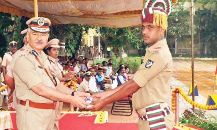 ಗೃಹ ರಕ್ಷಕ ದಳದ ಸೆಕ್ಷನ್‌ ಲೀಡರ್‌ ದಿನೇಶ್‌ಗೆ ಕಂಚಿನ ಪದಕ ಪ್ರದಾನ