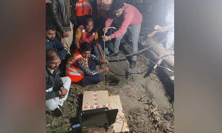 ಗದ್ದೆಯಲ್ಲಿ ಆಡುವಾಗ 400 ಅಡಿ ಆಳದ ಕೊಳವೆ ಬಾವಿಗೆ ಬಿದ್ದ 8 ವರ್ಷದ ಬಾಲಕ