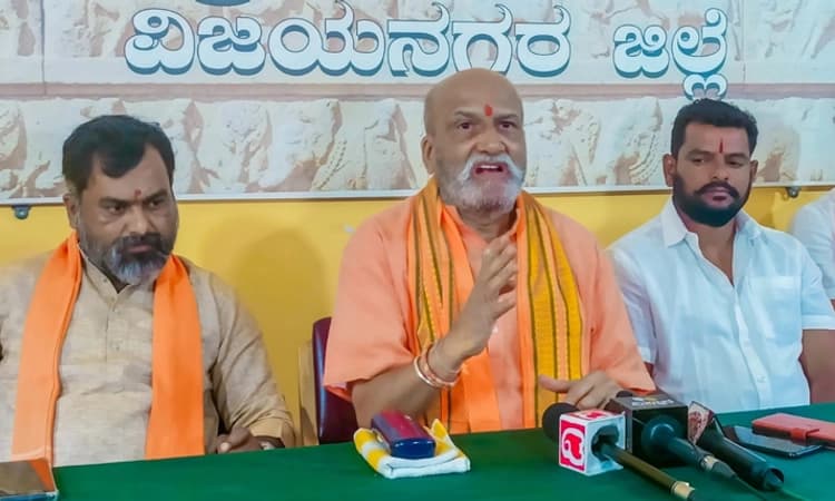 ಲಿವಿಂಗ್ ಟುಗೆದರ್ ಪದ್ಧತಿ ಕೂಡಲೇ ರದ್ದುಗೊಳಿಸಿ: ಕೇಂದ್ರಕ್ಕೆ ಪ್ರಮೋದ್ ಮುತಾಲಿಕ್ ಆಗ್ರಹ