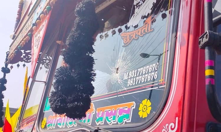 ಬೆಳಗಾವಿಯಲ್ಲಿ ಮಹಾರಾಷ್ಟ್ರ ಲಾರಿಗಳ ಮೇಲೆ ಕಲ್ಲು ತೂರಾಟ, ಕಪ್ಪು ಮಸಿ ಬಳಿದು ಆಕ್ರೋಶ