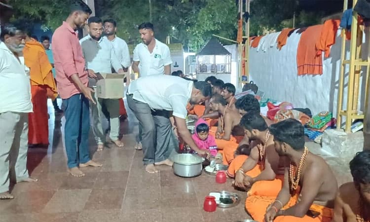 ಕುಷ್ಟಗಿ: ಹನುಮ ಮಾಲಾಧಾರಿಗಳಿಗೆ ಮುಸ್ಲಿಂ ವ್ಯಕ್ತಿಯಿಂದ ಪ್ರಸಾದ ಸೇವೆ