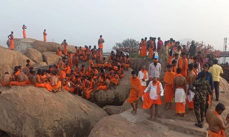 ಅಂಜಿನಾದ್ರಿ ಬೆಟ್ಟದಲ್ಲಿ ಭಕ್ತ ಸಾಗರ; ಹನುಮ ಮಾಲೆ ವಿಸರ್ಜನೆಗೆ ಬೆಟ್ಟ ಹತ್ತಿದ ಮಾಲಾಧಾರಿಗಳು