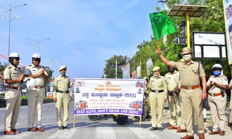 ಪೊಲೀಸ್‌ ಪಡೆಯಿಂದ ಹೆಲ್ಮೆಟ್‌ ಜಾಗೃತಿ