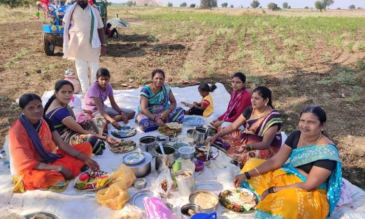 ಚರಗ ಚೆಲ್ಲಿ ಭೂತಾಯಿಗೆ ಭಕ್ತಿ ಸಮರ್ಪಣೆ : ರೈತ ಕುಟುಂಬಗಳಿಂದ ಸಡಗರದ ಎಳ್ಳ ಅಮಾವಾಸ್ಯೆ ಆಚರಣೆ