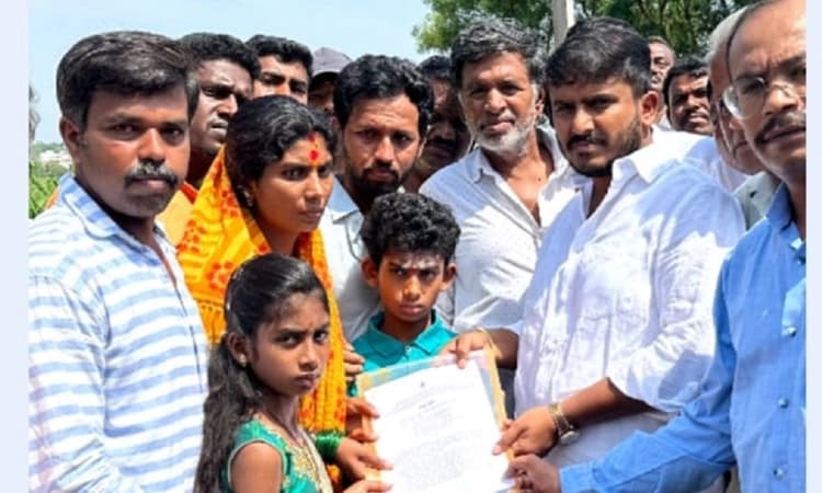 ಸಿಡಿಲಿಗೆ ಬಲಿಯಾಗಿದ್ದ ಹರೀಶ್ ಕುಟುಂಬಕ್ಕೆ 5 ಲಕ್ಷ ರೂ. ಚೆಕ್ ವಿತರಣೆ