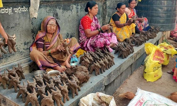 ಕಾರ ಹುಣ್ಣಿಮೆ: ಮಣ್ಣಿನ ಎತ್ತುಗಳ ಪೂಜೆಯ ಸಂಭ್ರಮ… ಇದು ಕನ್ನಡದ ಮೊದಲ ಮಣ್ಣಿನ ಹಬ್ಬ