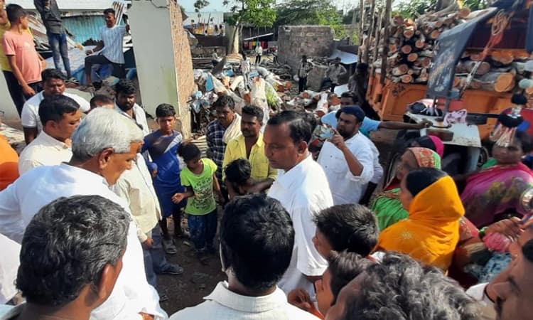 Mahalingpur ಗಾಳಿ ಮಳೆಗೆ ವ್ಯಾಪಕ ನಷ್ಟ; ಹಲವು ಮನೆಗಳಿಗೆ ಹಾನಿ, ಪರದಾಟ