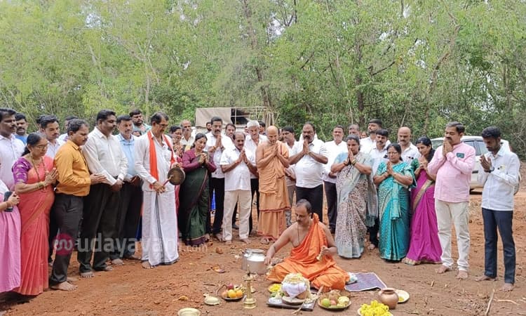 Yellur: ಗೋಶಾಲೆ ನಿರ್ಮಾಣಕ್ಕೆ ಮೀಸಲಿಟ್ಟ ಜಾಗದಲ್ಲಿ ಅದಮಾರು ಶ್ರೀಗಳಿಂದ ಗೋಪೂಜೆ