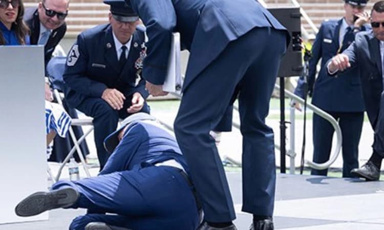 Video: ವೇದಿಕೆಯ ಮೇಲೆ ಎಡವಿ ಬಿದ್ದ ಅಮೆರಿಕ ಅಧ್ಯಕ್ಷ ಜೋ ಬಿಡೆನ್