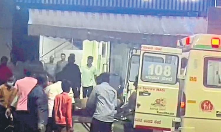 ಖಾಸಗಿ ಆಸ್ಪತ್ರೆ ಬಾಗಿಲಿಗೆ ಸರ್ಕಾರಿ ಆ್ಯಂಬುಲೆನ್ಸ್‌ಗಳು!