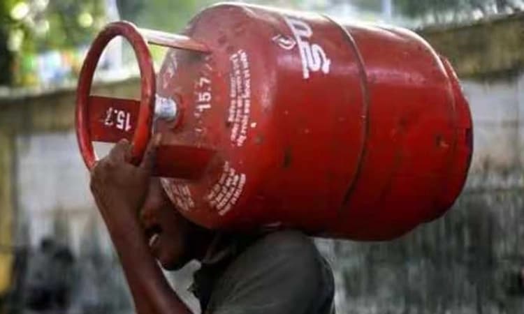 LPG Cylinder; ವಾಣಿಜ್ಯ ಬಳಕೆಯ 19 ಕೆಜಿ ಎಲ್‌ ಪಿಜಿ ಸಿಲಿಂಡರ್‌ ಬೆಲೆ ಮತ್ತೆ ಇಳಿಕೆ…