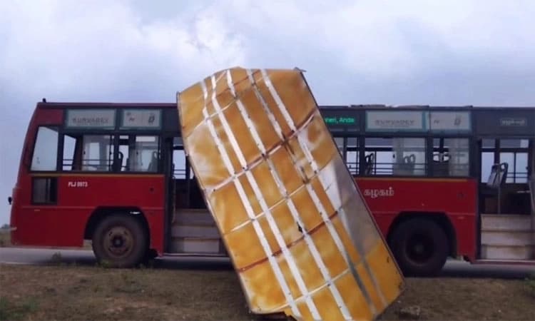 Wind: ಗಾಳಿಯ ರಭಸಕ್ಕೆ ಕಿತ್ತುಹೋದ ಬಸ್‌ ಛಾವಣಿ !