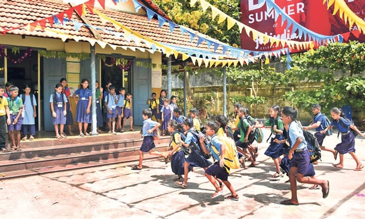 ಪುಟಾಣಿಗಳ ಕಲರವ: ಬೇಸಗೆ ರಜೆ ಮುಗಿಸಿ ಪುಟಾಣಿಗಳು ಶಾಲೆಗಳತ್ತ