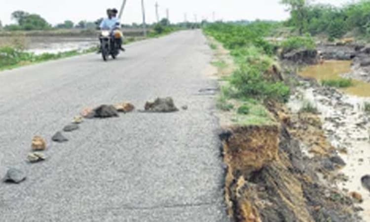 ದೋಟಿಹಾಳ: ಚೆಕ್‌ ಡ್ಯಾಂನಲ್ಲಿ ಕಸ- ಕುಸಿಯುತ್ತಿದೆ ರಸ್ತೆ