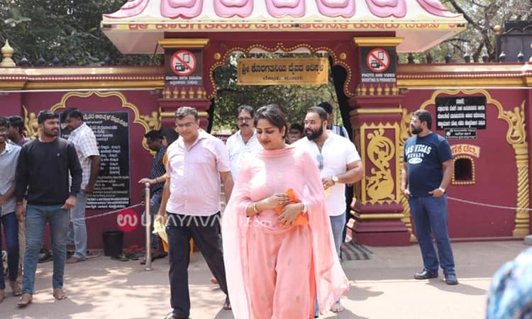 ಕುತ್ತಾರು ಕೊರಗಜ್ಜನ ಕ್ಷೇತ್ರಕ್ಕೆ ನಟಿ ರಚಿತಾ ರಾಮ್ ಭೇಟಿ: ಚಿತ್ರಗಳ ಯಶಸ್ಸಿಗೆ ಪ್ರಾರ್ಥನೆ