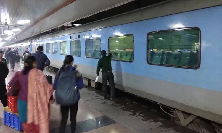 ಬೆಂಗಳೂರಿನಿಂದ ಶಿವಮೊಗ್ಗಕ್ಕೆ ಹೊರಟಿದ್ದ ಶತಾಬ್ದಿ ರೈಲು ಮೂರೂವರೆ ಗಂಟೆ ತಡ