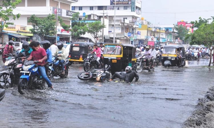 Chamarajanagar; ಜೋಡಿ ರಸ್ತೆ ದುರವಸ್ಥೆ; ದ್ವಿಚಕ್ರ ವಾಹನ ಸವಾರರ ಪರದಾಟ