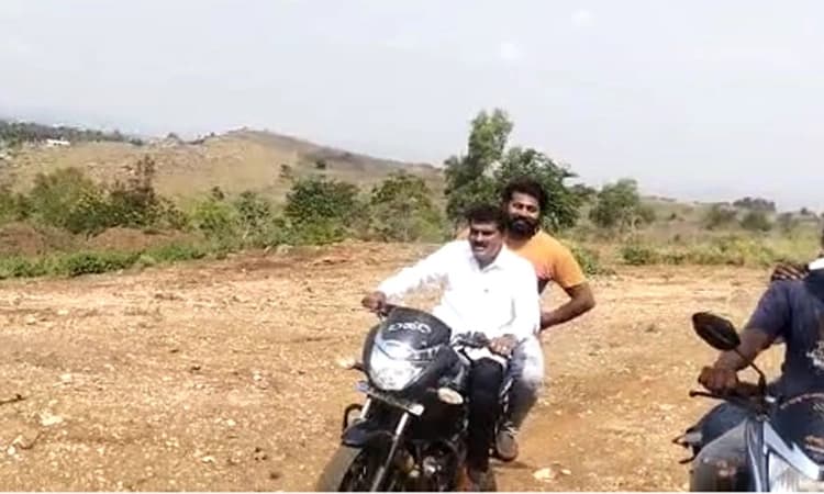 ಬೈಕಿನಲ್ಲಿ ಹಳ್ಳಿ ಸುತ್ತಿ ಮತದಾರರಿಗೆ ಕೃತಜ್ಞತೆ ಸಲ್ಲಿಸುತ್ತಿರುವ ಶಾಸಕ ಎಚ್.ಡಿ.ತಮ್ಮಯ್ಯ