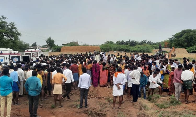 ಮೈಸೂರು ದುರ್ಘಟನೆ; ಸಂಗನಕ್ಕಲ್ಲು ಗ್ರಾಮದಲ್ಲಿ ಸಾಮೂಹಿಕ ಅಂತ್ಯಕ್ರಿಯೆ