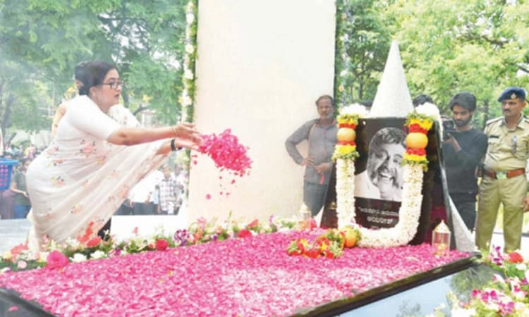 ಅಭಿಮಾನಿಗಳ ಸ್ಮರಣೆಯಲ್ಲಿ ಅಂಬಿ ಬರ್ತ್‌ಡೇ