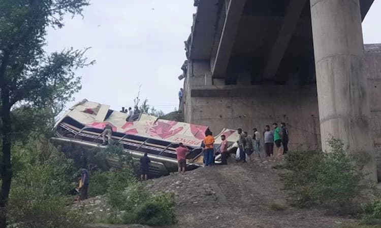 Bus: ವೈಷ್ಣೋದೇವಿ ದರ್ಶನಕ್ಕೆ ಬರುತ್ತಿದ್ದ ಬಸ್‌ ಕಂದಕಕ್ಕೆ ಉರುಳಿ ಬಿದ್ದು 10 ಮಂದಿ ದುರ್ಮರಣ