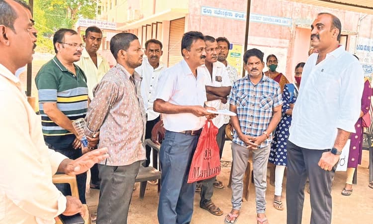 ಜಿಲ್ಲಾಸ್ಪತ್ರೆಯ ಡಯಾಲಿಸಿಸ್‌ ಕೇಂದ್ರ: ಅವ್ಯವಸ್ಥೆಯ ವಿರುದ್ಧ ರೋಗಿಗಳಿಂದ ಪ್ರತಿಭಟನೆ