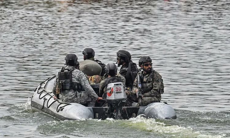 Srinagar ದಾಲ್ ಸರೋವರದಿಂದ 21 ಪ್ರವಾಸಿಗರನ್ನು ರಕ್ಷಿಸಿದ ಪೊಲೀಸರು