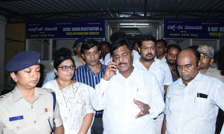 ಮೈಸೂರು: ಕುರುಬೂರು ಬಳಿ ನಡೆದ ಅಪಘಾತ: ಆಸ್ಪತ್ರೆಗೆ ಸಚಿವರ ಭೇಟಿ, ಗಾಯಾಳುಗಳ ಅರೋಗ್ಯ ವಿಚಾರಣೆ