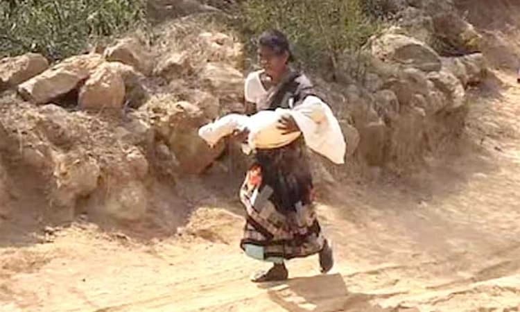 ಹಾವು ಕಡಿತಕ್ಕೆ 18 ತಿಂಗಳ ಮಗು ಕೊನೆಯುಸಿರು, ಶವ ಹೊತ್ತು 6 ಕಿ.ಮೀ ನಡೆದ ಪೋಷಕರು