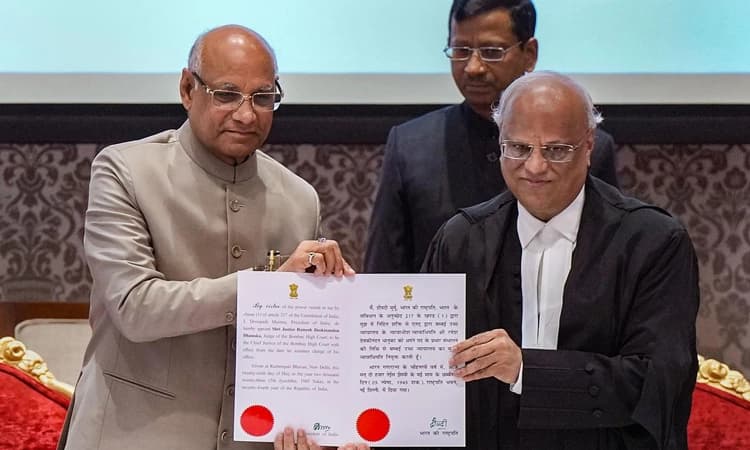 ಮೂರೇ ದಿನಕ್ಕೆ ಹೈಕೋರ್ಟ್‌ ಸಿಜೆ ಆಗಿ ಪ್ರಮಾಣ ವಚನ ಸ್ವೀಕರಿಸಿದ ರಮೇಶ್‌ ದೇವಕಿನಂದನ್‌ ಧನುಕ