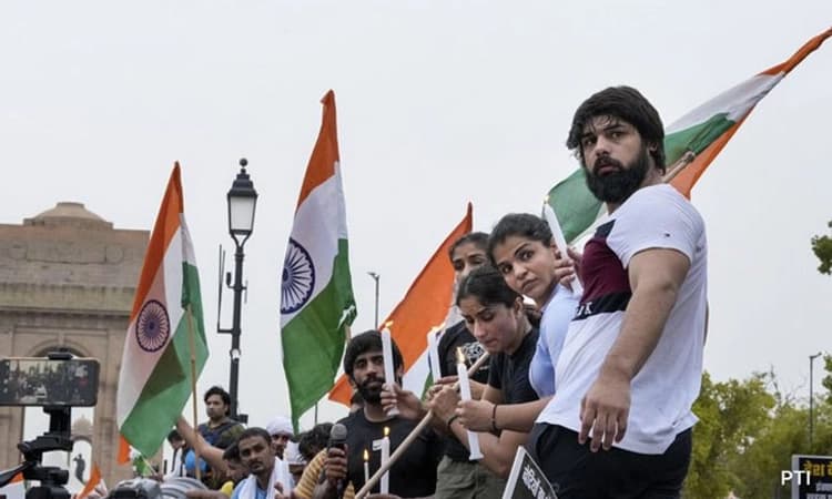 Protest ; ಖ್ಯಾತ ಕುಸ್ತಿಪಟುಗಳನ್ನು ವಶಕ್ಕೆ ಪಡೆದ ದೆಹಲಿ ಪೊಲೀಸರು