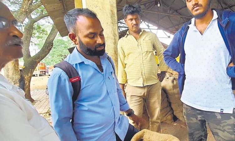 ಕೃಷಿ ಉತ್ಪನ್ನ ಖರೀದಿಸದೇ ಲಂಚಕ್ಕಾಗಿ ಕಿರುಕುಳ