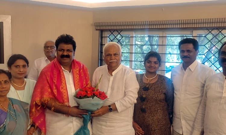 ನೂತನ ಸಚಿವ ಮಂಕಾಳ್ ವೈದ್ಯರನ್ನು ಸನ್ಮಾನಿಸಿದ ರಾಜಕೀಯ ಗುರು ಆರ್.ವಿ.ದೇಶಪಾಂಡೆ