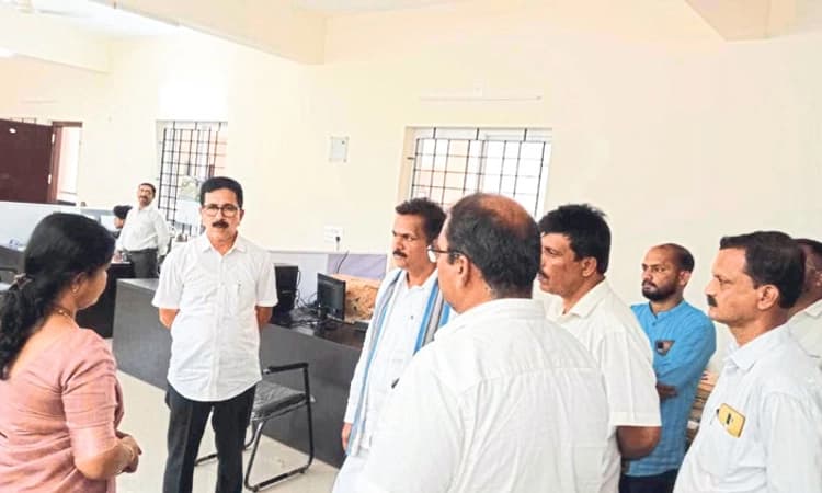 ಕಡತ ವಿಲೇವಾರಿ ವಿಳಂಬ: ಹೆಬ್ರಿ ತಾ| ಕಚೇರಿಗೆ ಮುನಿಯಾಲು ಉದಯ್‌ ಕುಮಾರ್‌ ಶೆಟ್ಟಿ ಭೇಟಿ