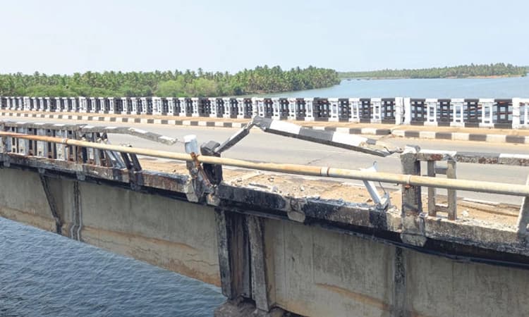  ಅರಾಟೆಯ 50 ವರ್ಷ ಹಳೆಯ ಸೇತುವೆ: ತಡೆಗೋಡೆ, ಫುಟ್‌ಪಾತ್‌ಗೆ ಹಾನಿ; ದುರಸ್ತಿಗೆ ಆಗ್ರಹ