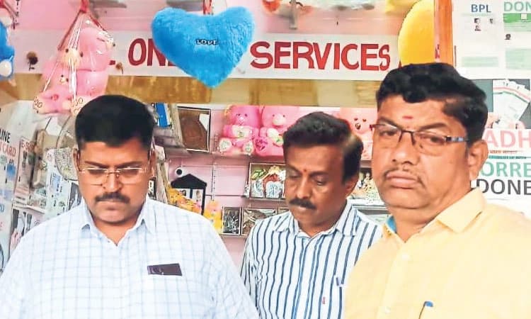 ಸುಳ್ಳು ಸುದ್ದಿ: ಸೈಬರ್‌ ಸೆಂಟರ್‌ಗೆ ತಹಶೀಲ್ದಾರ್‌ ಭೇಟಿ