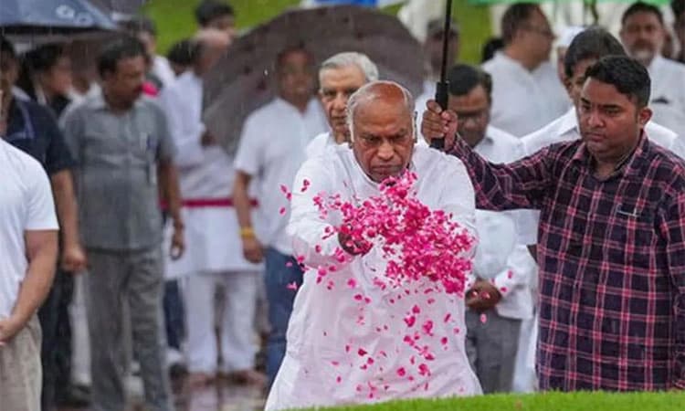 Jawaharlal Nehru ಪುಣ್ಯತಿಥಿ: ಪ್ರಧಾನಿ ಮೋದಿ, ಮಲ್ಲಿಕಾರ್ಜುನ ಖರ್ಗೆ ಸೇರಿ ಗಣ್ಯರಿಂದ ನಮನ