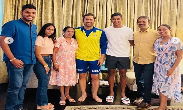 ಪತಿರಣ ಪರಿವಾರದೊಂದಿಗೆ ಧೋನಿ