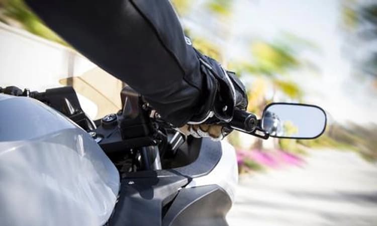 ಅಪಾಯಕಾರಿ ಬೈಕ್‌ ಸವಾರಿ: ಪೊಲೀಸರಿಗೆ ಢಿಕ್ಕಿ ಹೊಡೆಯಲು ಯತ್ನ