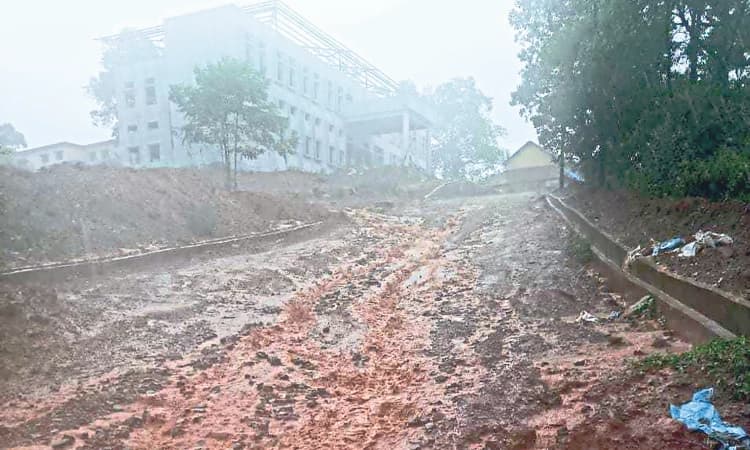 ನಾಪೋಕ್ಲು: ಮಳೆ ನೀರಿನಲ್ಲಿ ಕೊಚ್ಚಿಹೋದ ರಸ್ತೆ