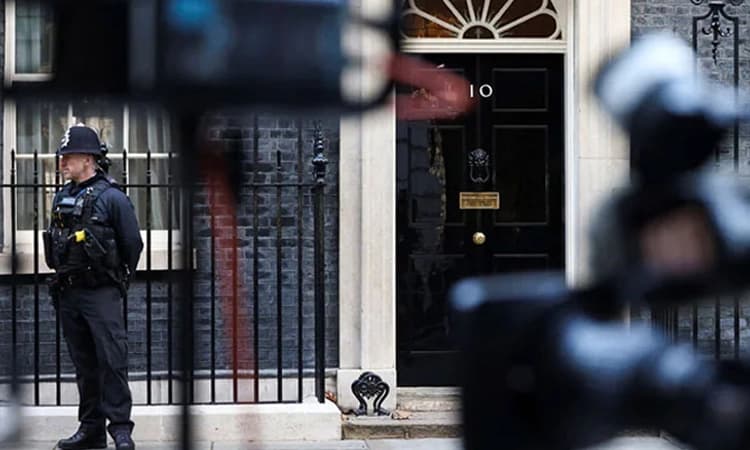 UK ಪ್ರಧಾನಿ ಡೌನಿಂಗ್ ಸ್ಟ್ರೀಟ್ ಗೇಟ್‌ಗೆ ಅಪ್ಪಳಿಸಿದ ಕಾರು; ಓರ್ವ ಬಂಧನ