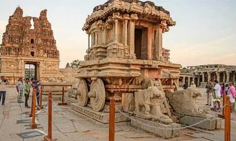 ಹೊಸಪೇಟೆ: ಸುಡು ಬಿಸಿಲಲ್ಲೂ ಹಂಪಿಗೆ ಪ್ರವಾಸಿಗರ ದಂಡು!